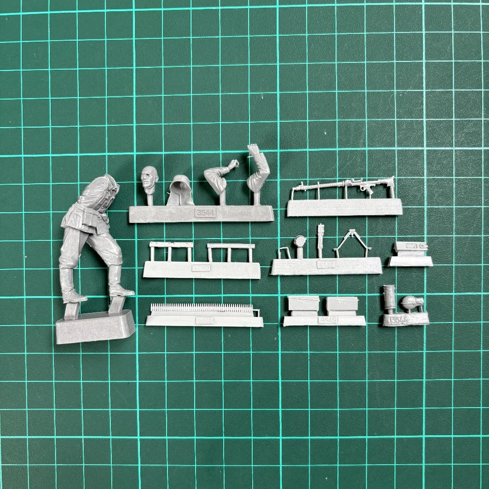 1/35 WWII German Soldier with Fortification, 2 Figures, Resin Model Diorama Kit, Unassembled and Unpainted