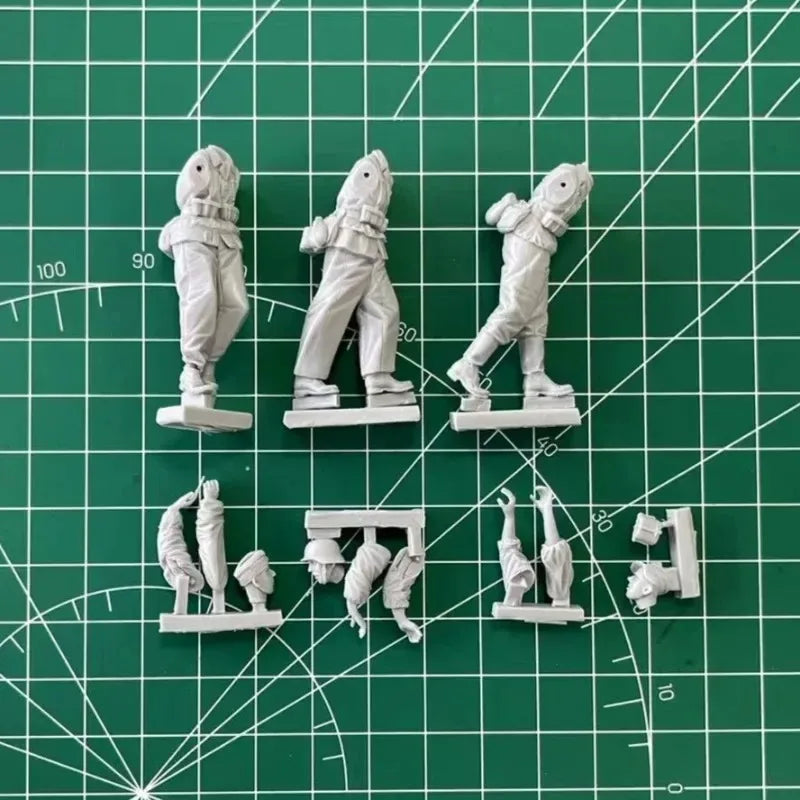 1/35 WWI Infantry with Supply Cart, 3 Figures, Resin Model Figure Kit, Unassembled and Unpainted