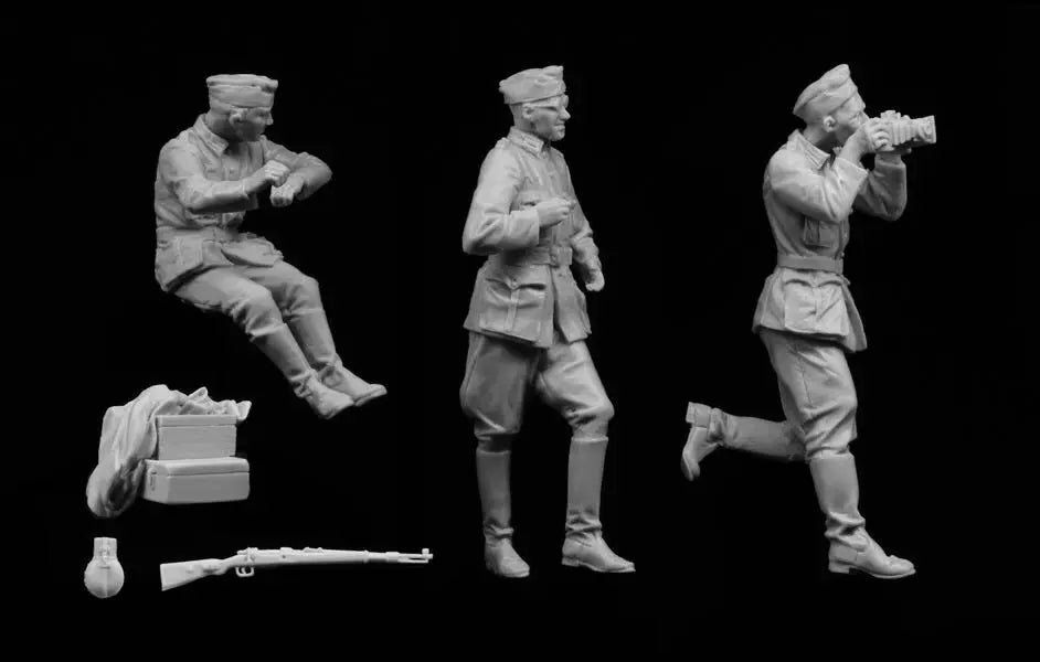 1/35 WWII German Soldiers & Vintage Auto, 3 Figures, Resin Model Figure Kit, Unassembled and Unpainted