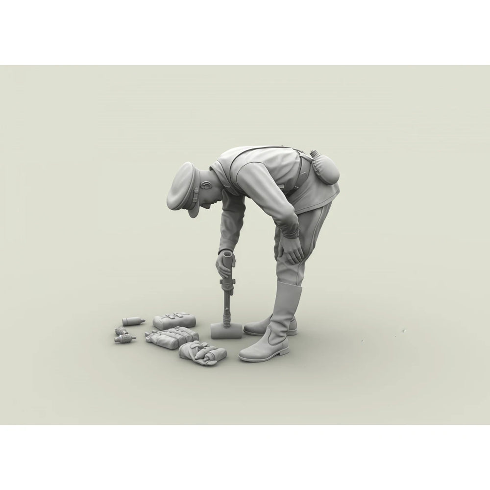 1/35 WWII Soviet Red Army Soldier with Mortar, Resin Model Figure Kit, Unassembled and Unpainted