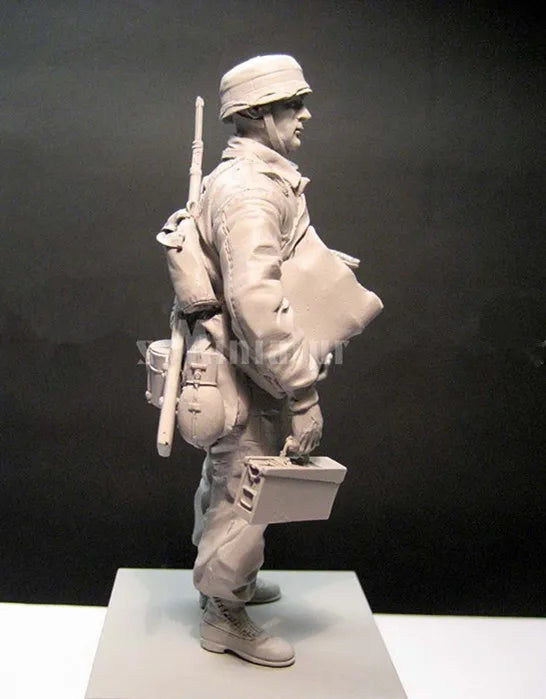 1/16 WWII German Infantry Soldier Standing Ready, Resin Model Figure Kit, Unassembled and Unpainted