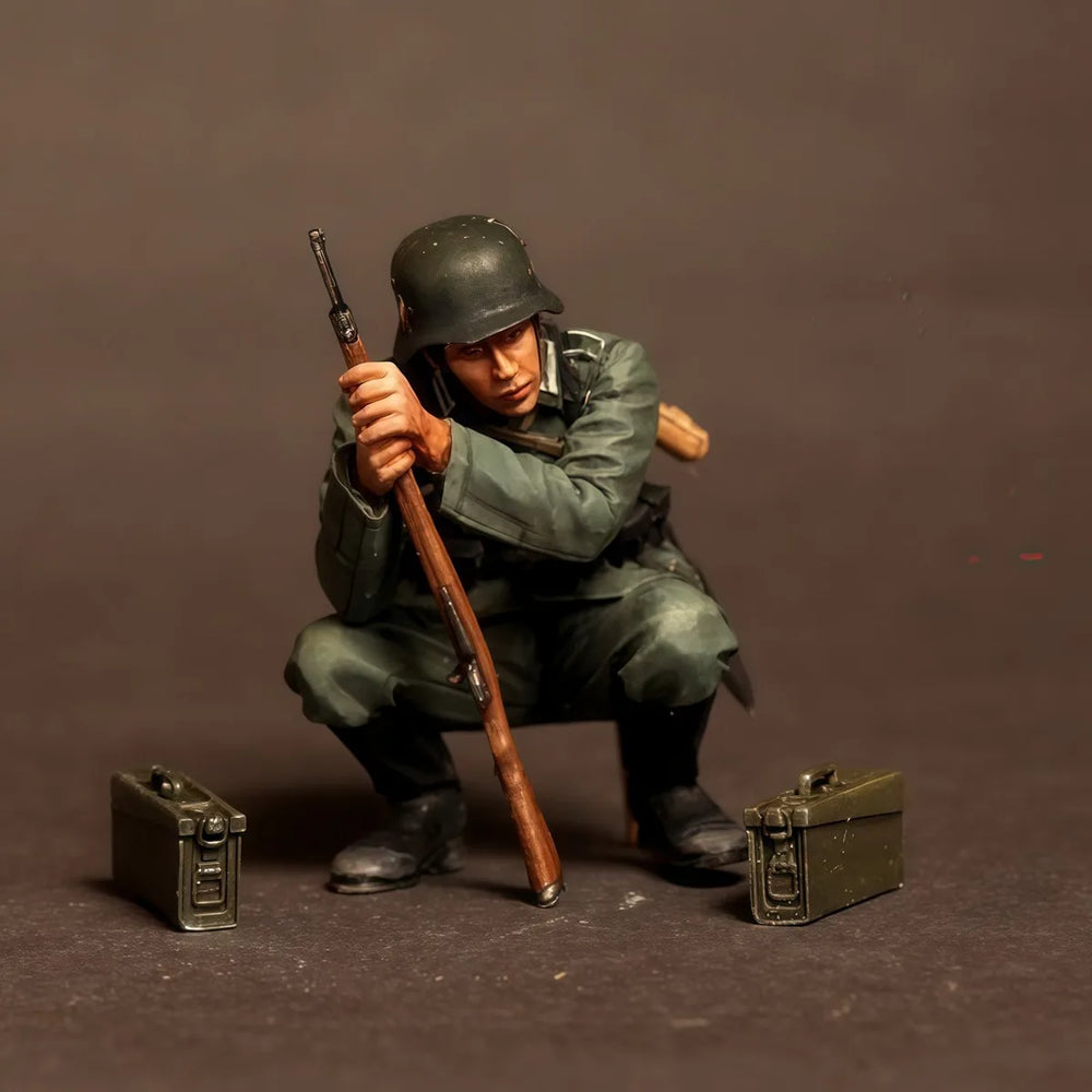 1/35 WWII German Crouching Machine Gunner, Resin Model Figure Kit, Unassembled and Unpainted