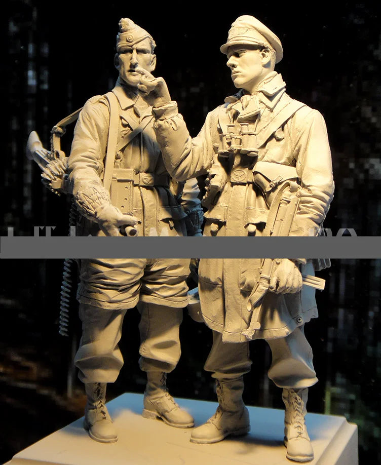 1/16 WWII German Afrika Korps Officer and Gunner, 2 Figures, Resin Model Figure Kit, Unassembled and Unpainted
