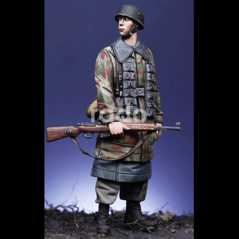 1/35 WWI German Infantryman at Ready with Rifle, Resin Model Figure Kit, Unassembled and Unpainted