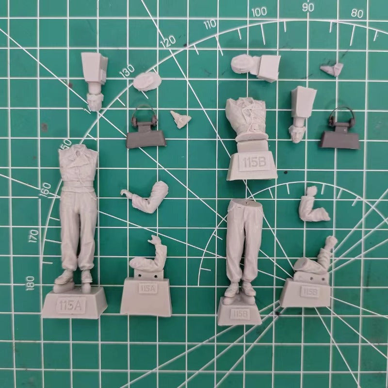 1/35 WWII German Tank Radio Operator in Headset, 2 Figures, Resin Model Figure Kit, Unassembled and Unpainted