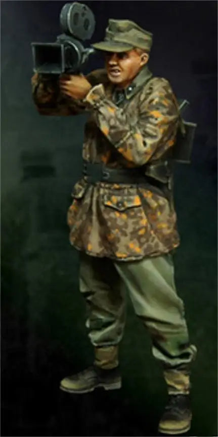 1/35 WWII German Soldier Anti-Tank Rifle, Resin Model Figure Kit, Unassembled and Unpainted