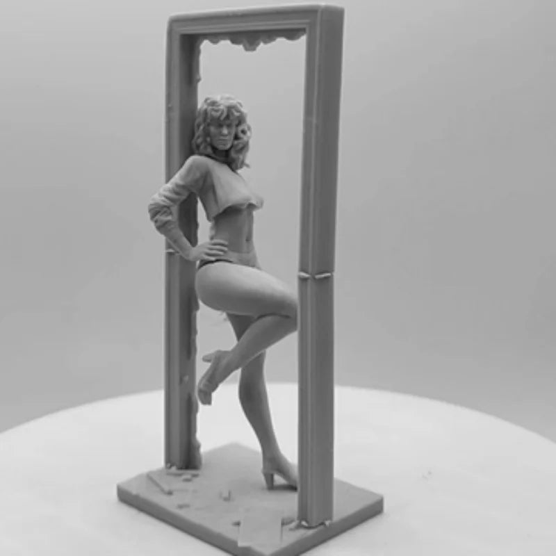 1/24 Lisa Pinup, Resin Model Figure Kit, Unassembled and Unpainted