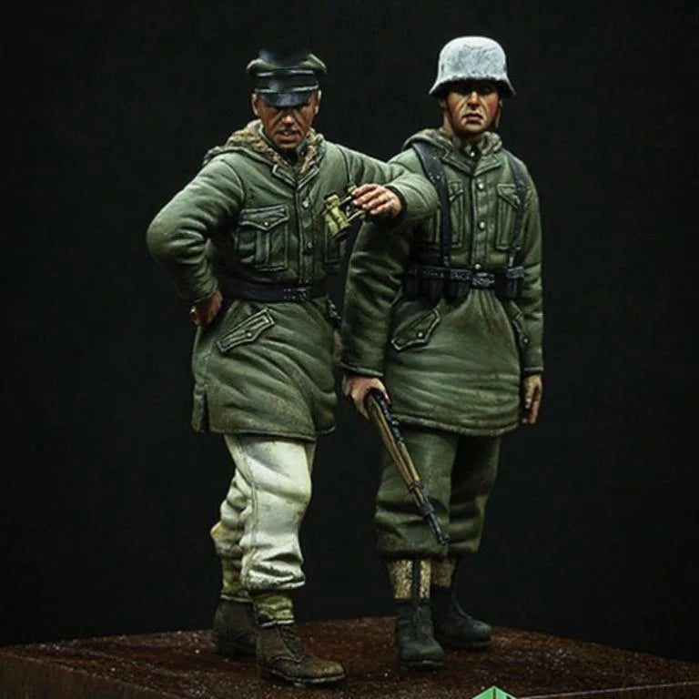 1/35 WWII German Infantry Sergeant with Rifleman, 2 Figures, Resin Model Figure Kit, Unassembled and Unpainted