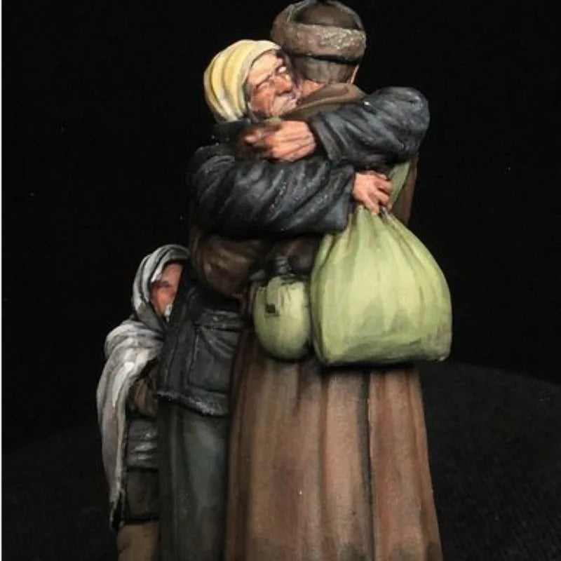 1/35 WWII Soviet Mother & Soldier Reunion, 3 Figures, Resin Model Figure Kit, Unassembled and Unpainted