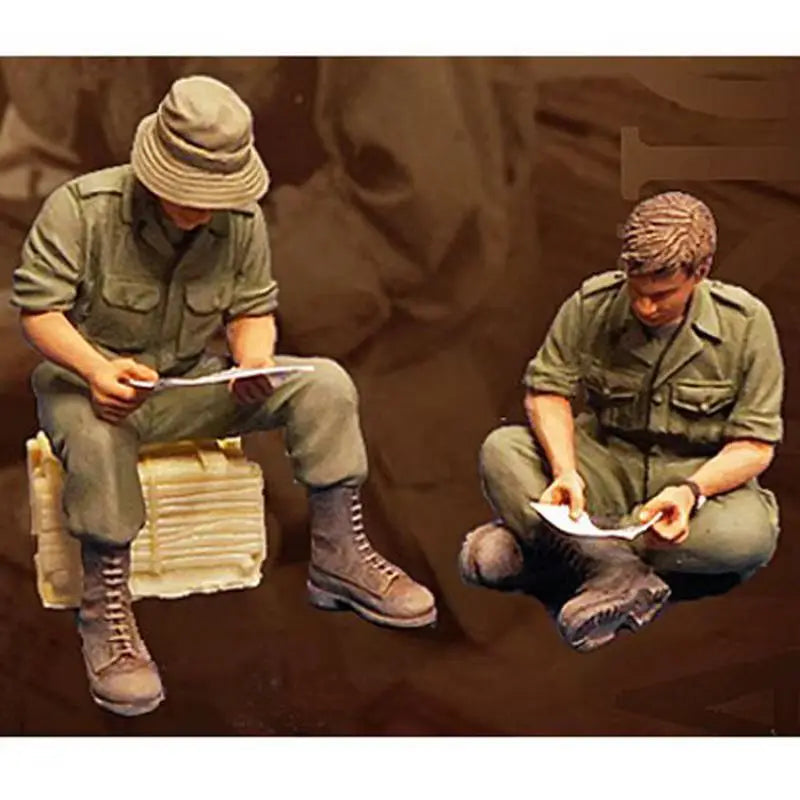 1/35 WWII Australian Soldier Reading Letter, Resin Model Figure Kit, Unassembled and Unpainted