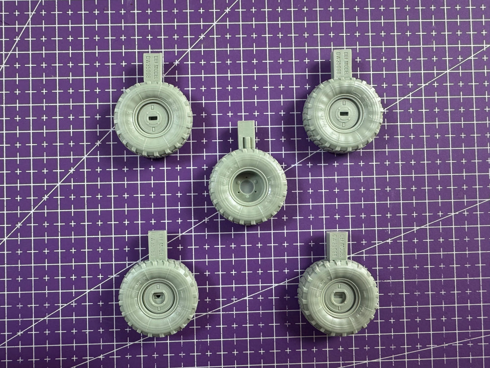 1/35 Cold War Panhard AML Tire Modification, Resin Model Vehicle Kit, Unassembled and Unpainted
