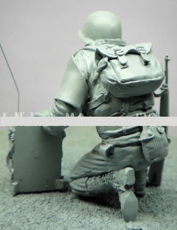 1/16 WWI American Infantryman Crouching with Gas Mask, Resin Model Figure Kit, Unassembled and Unpainted