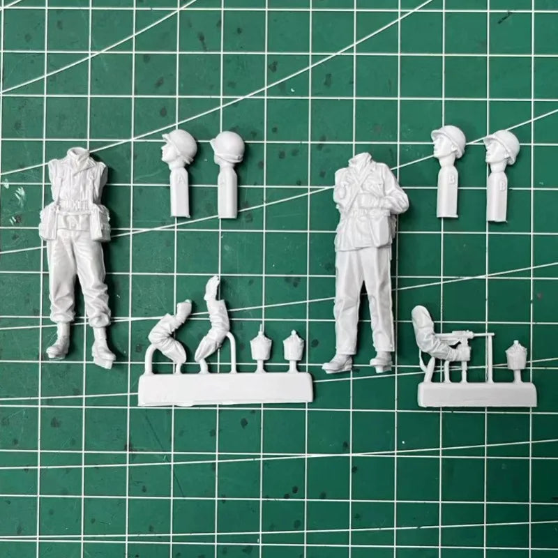 1/35 WWII German Infantry & Medic, 2 Figures, Resin Model Figure Kit, Unassembled and Unpainted