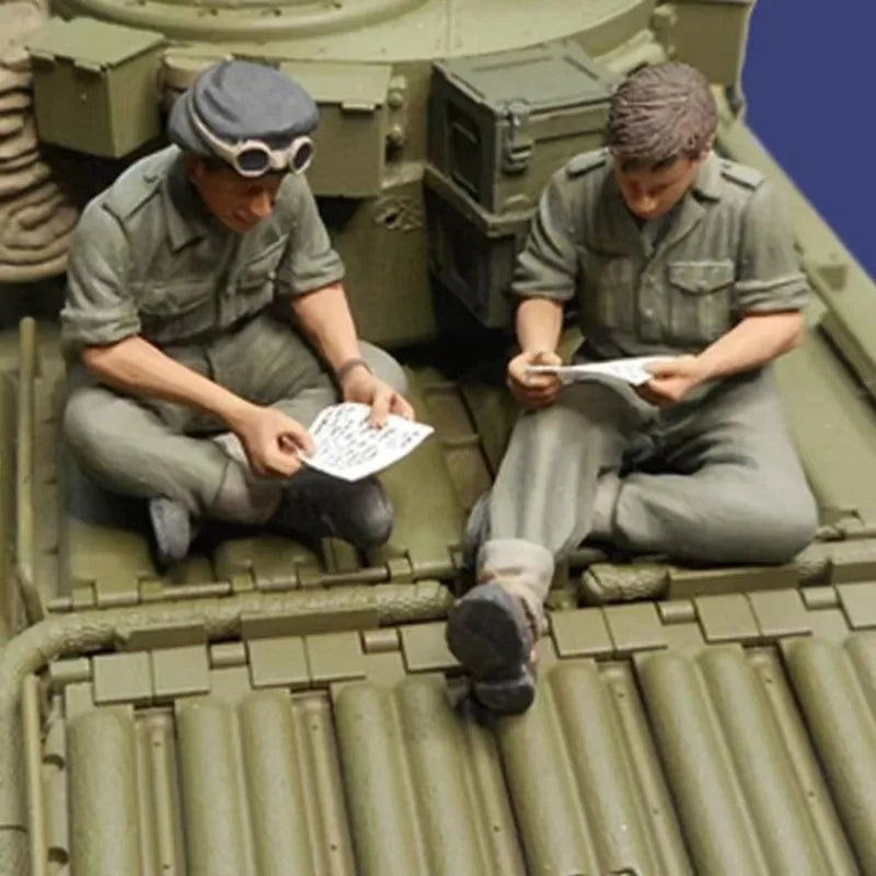 1/35 WWII Allied Soldiers Reading, 2 Figures, Resin Model Diorama Kit, Unassembled and Unpainted