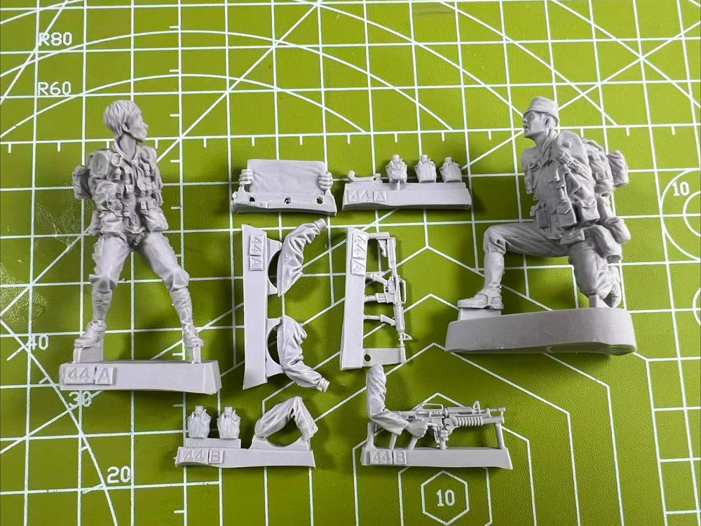 1/35 Vietnam War Soldier, 2 Figures, Resin Model Figure Kit, Unassembled and Unpainted
