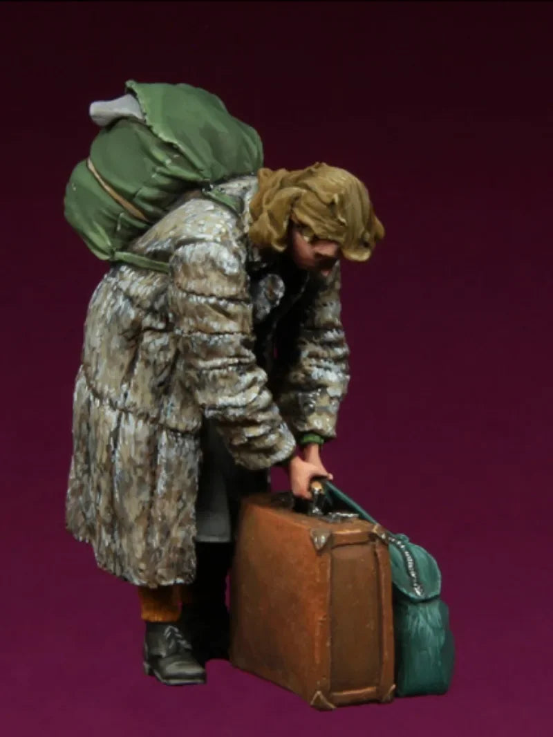 1/35 Modern European Refugee Woman with Luggage, Resin Model Figure Kit, Unassembled and Unpainted