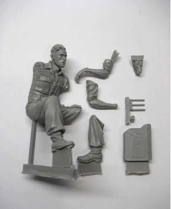 1/16 WWII American Soldier Seated on Stool, Resin Model Figure Kit, Unassembled and Unpainted