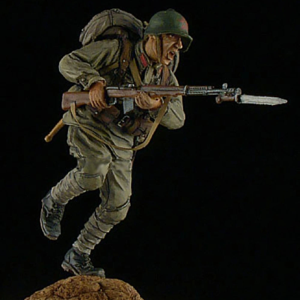 1/35 WWII Soviet Soldier Charging with Fixed Bayonet, Resin Model Figure Kit, Unassembled and Unpainted