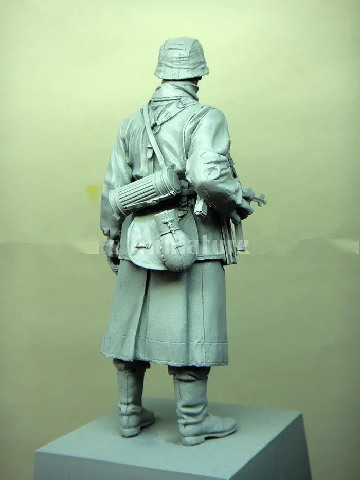 1/16 WWII German Infantryman with Rifle and Pack, Resin Model Figure Kit, Unassembled and Unpainted