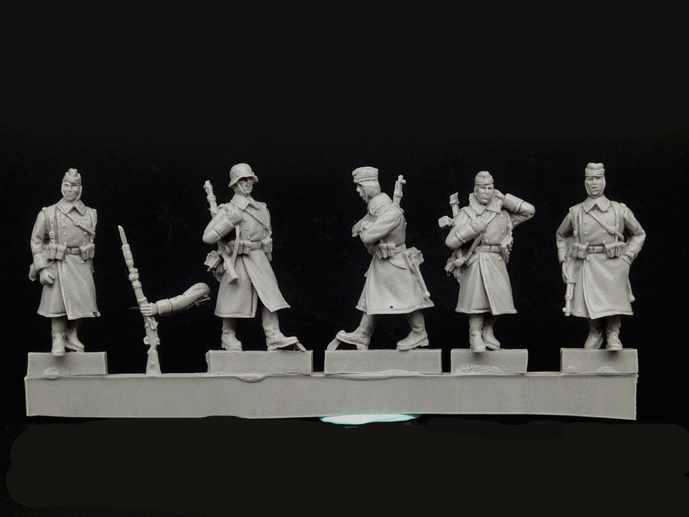 1/72 WWII Winter Soldiers Marching, 5 Figures, Resin Model Figure Kit, Unassembled and Unpainted