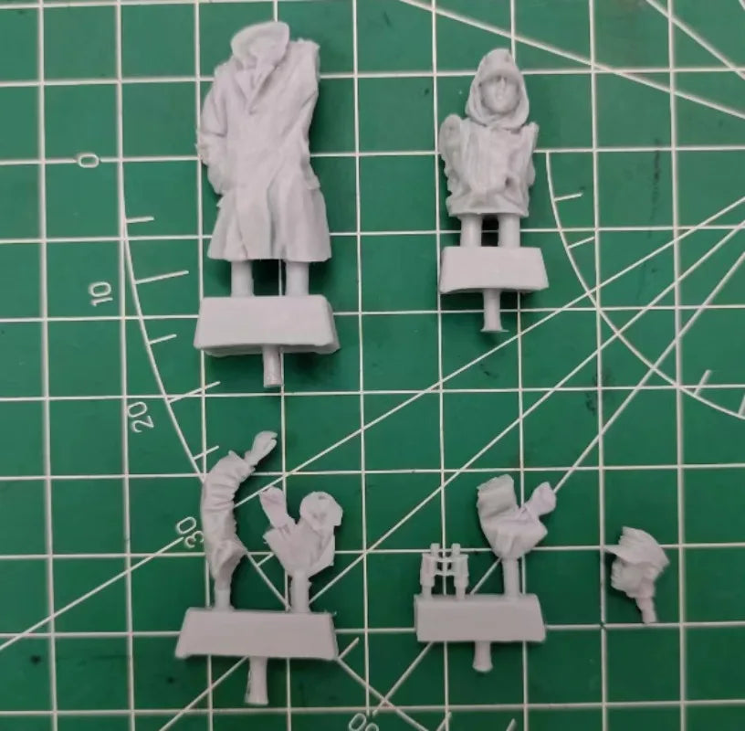1/35 WWII German Hetzer Crew in Winter Coats, 4 Figures, Resin Model Figure Kit, Unassembled and Unpainted