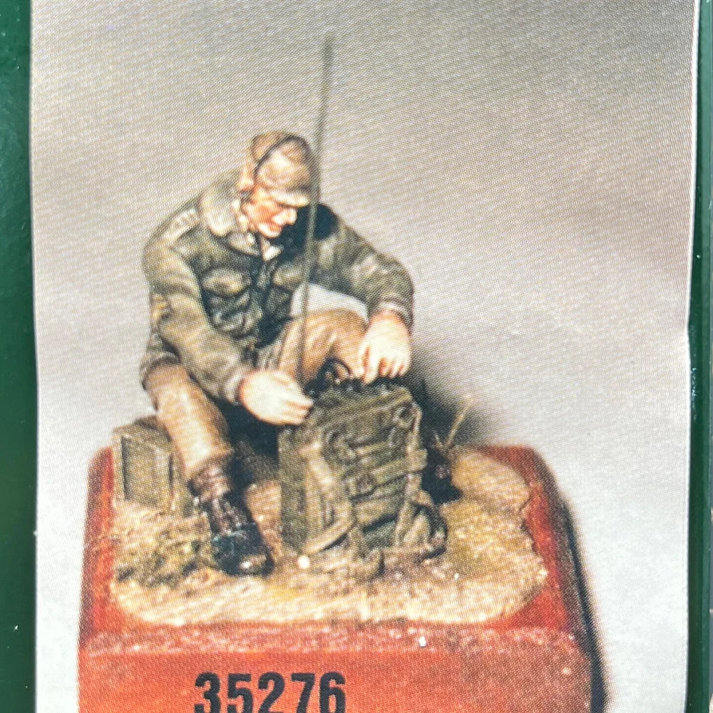 1/35 Modern Soldier Crouched with Assault Rifle, Resin Model Figure Kit, Unassembled and Unpainted
