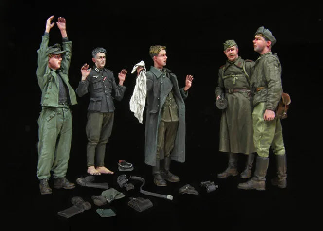 1/35 WWII German Officers & NCOs with Orders, 9 Figures, Resin Model Figure Kit, Unassembled and Unpainted