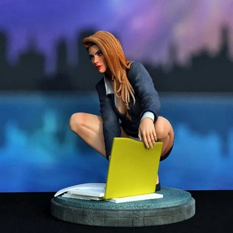 1/24 Modern Seated Female Secretary, Resin Model Figure Kit, Unassembled and Unpainted