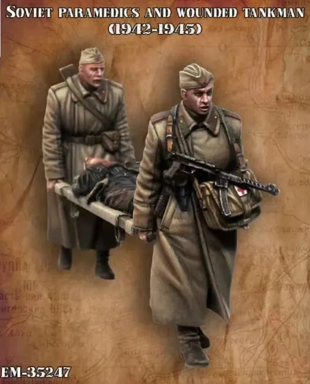 1/35 WWII Soviet Paramedic Carrying Wounded Tankman with Soldier, 3 Figures, Resin Model Figure Kit, Unassembled and Unpainted