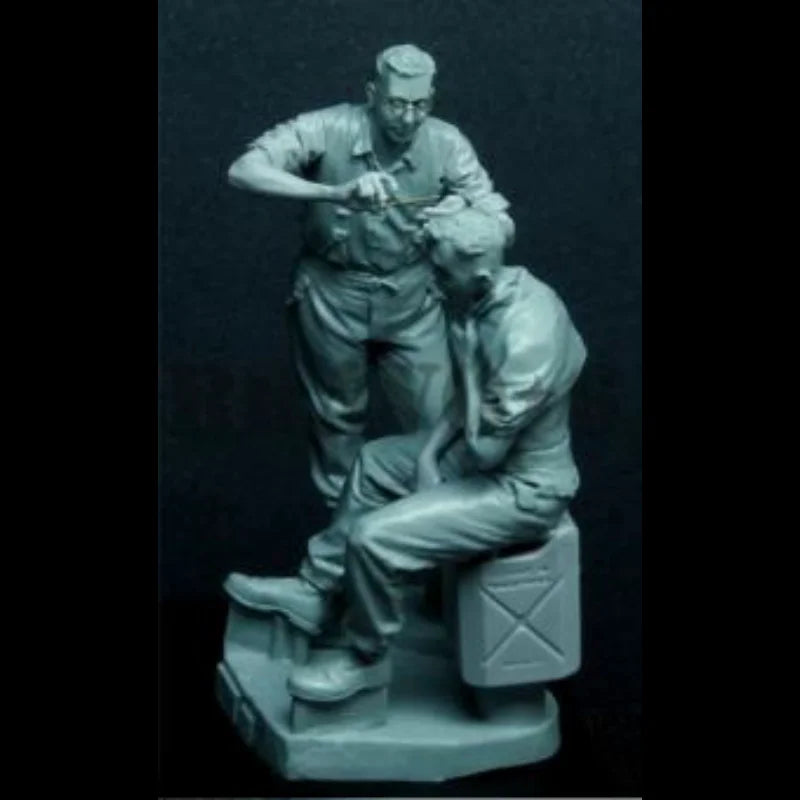 1/35 WWII German Soldier Receiving First Aid, 3 Figures, Resin Model Figure Kit, Unassembled and Unpainted