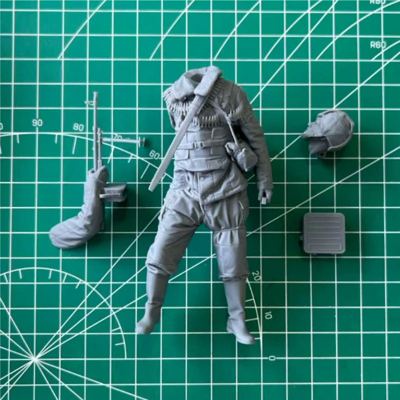 1/16 Modern Soviet Officer in Winter Greatcoat with Gas Mask, Resin Model Figure Kit, Unassembled and Unpainted
