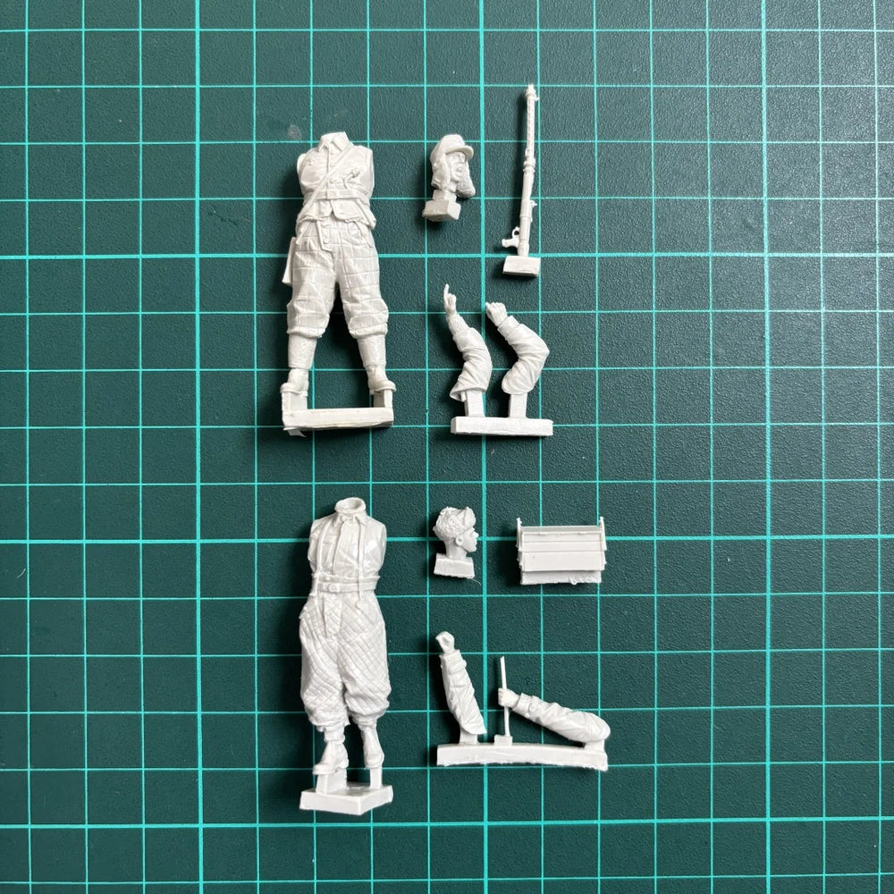 1/35 WWII German Luftwaffe Observers with Survey Equipment, 2 Figures, Resin Model Figure Kit, Unassembled and Unpainted