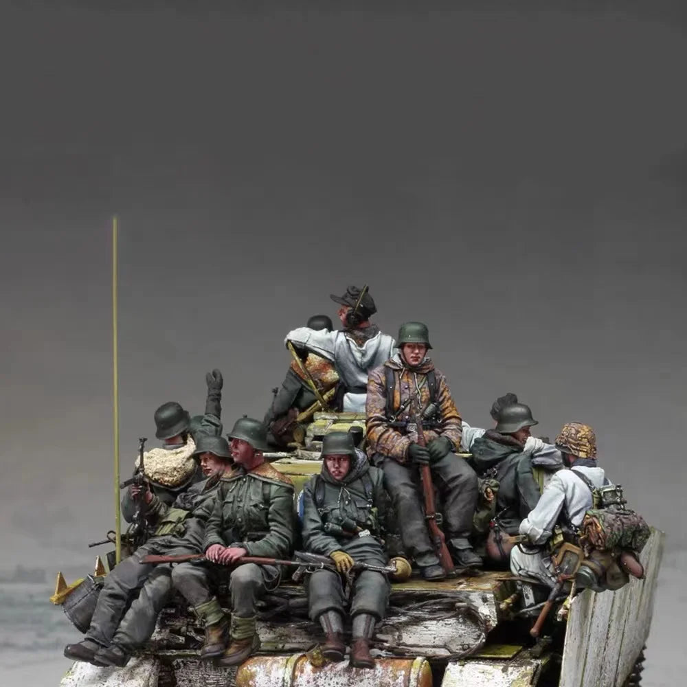1/35 WWII Soldiers with Base, 13 Figures, Resin Model Figure Kit, Unassembled and Unpainted