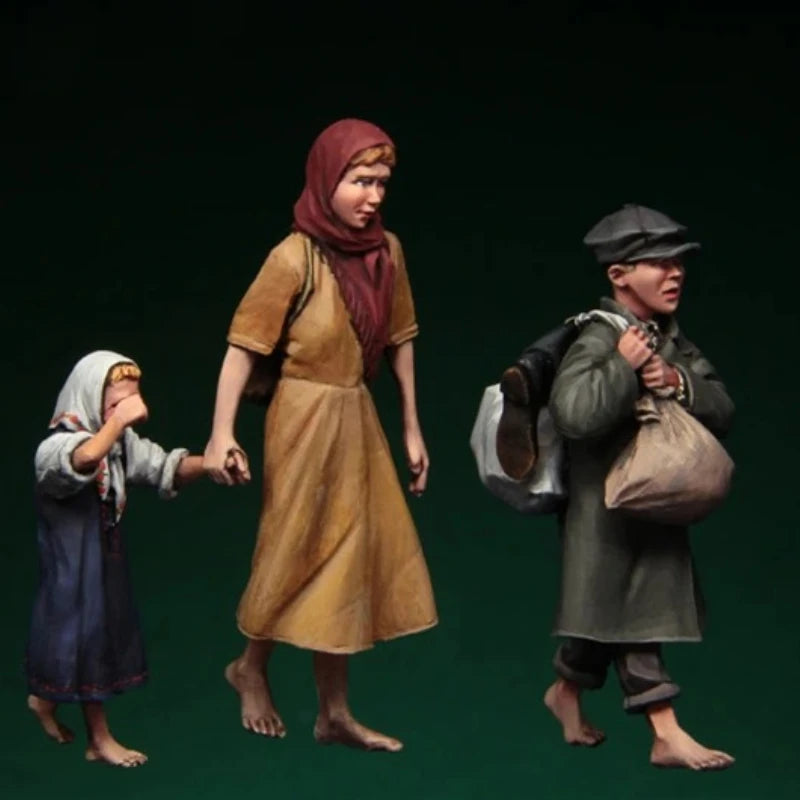 1/35 WWII Soviet Civilian Refugees, 4 Figures, Resin Model Figure Kit, Unassembled and Unpainted
