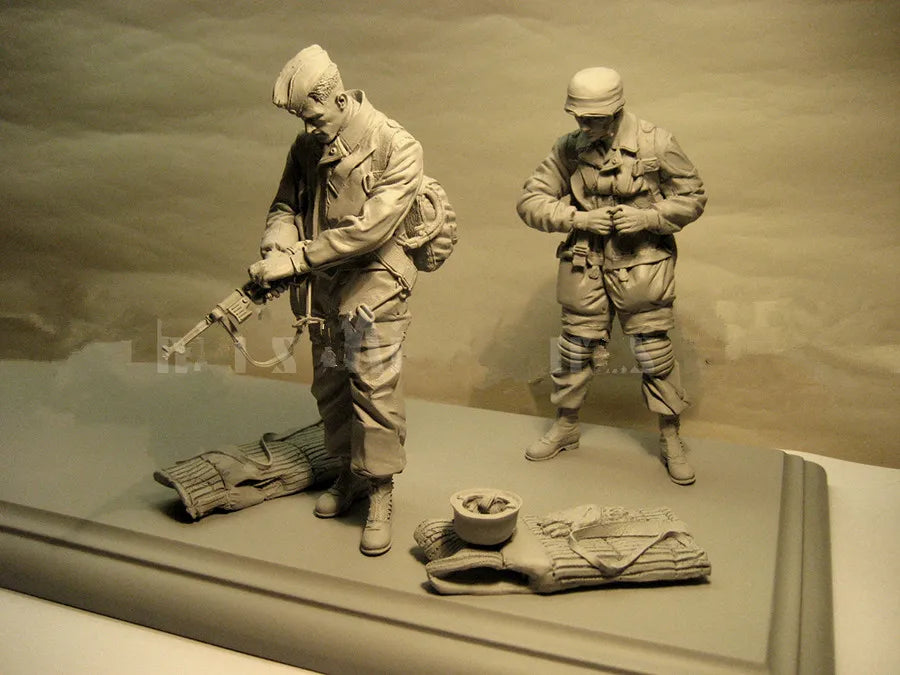 1/16 WWII German Machine Gunner with Ammo Belts, Resin Model Figure Kit, Unassembled and Unpainted