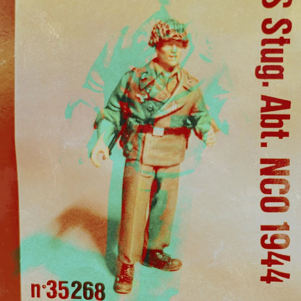 1/35 WWII German Infantry Soldier with Camo Helmet, Resin Model Figure Kit, Unassembled and Unpainted