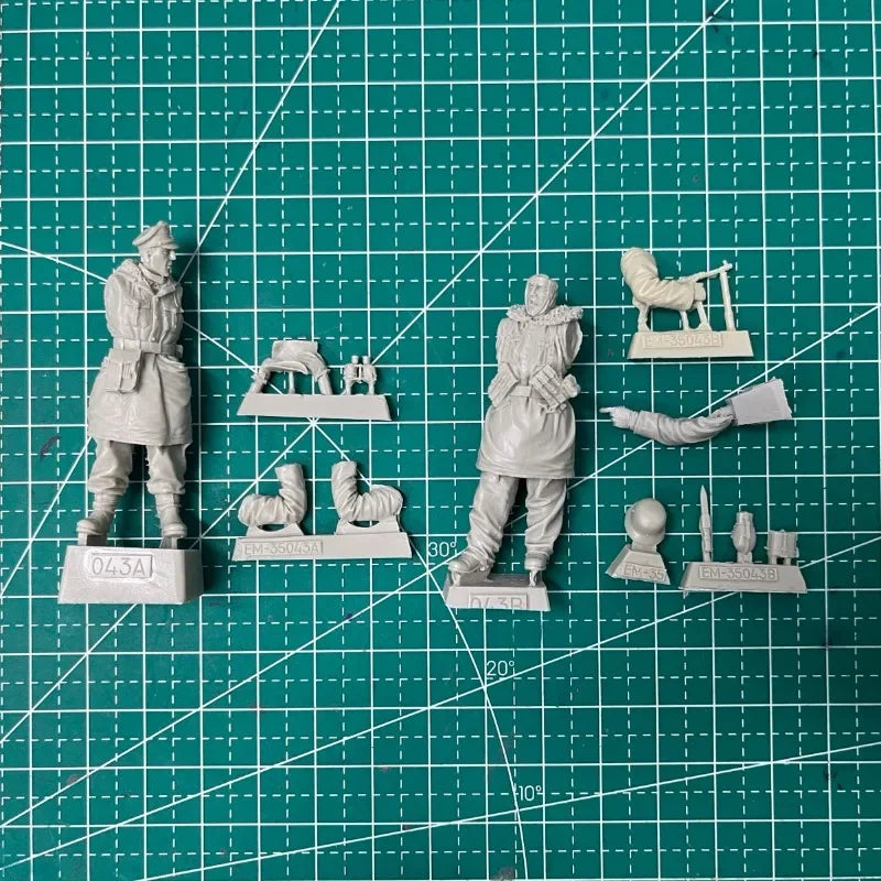 1/35 WWII Military Officers and Soldiers, 8 Figures, Resin Model Figure Kit, Unassembled and Unpainted