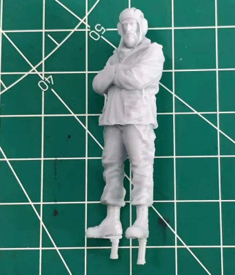 1/35 Modern Armored Knight with Spear and Ornate Helm, Resin Model Figure Kit, Unassembled and Unpainted