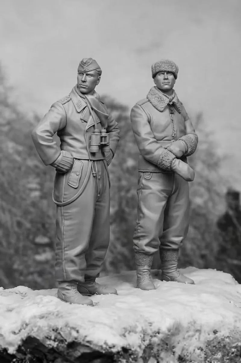 1/35 WWII German Winter Soldiers, 2 Figures, Resin Model Figure Kit, Unassembled and Unpainted