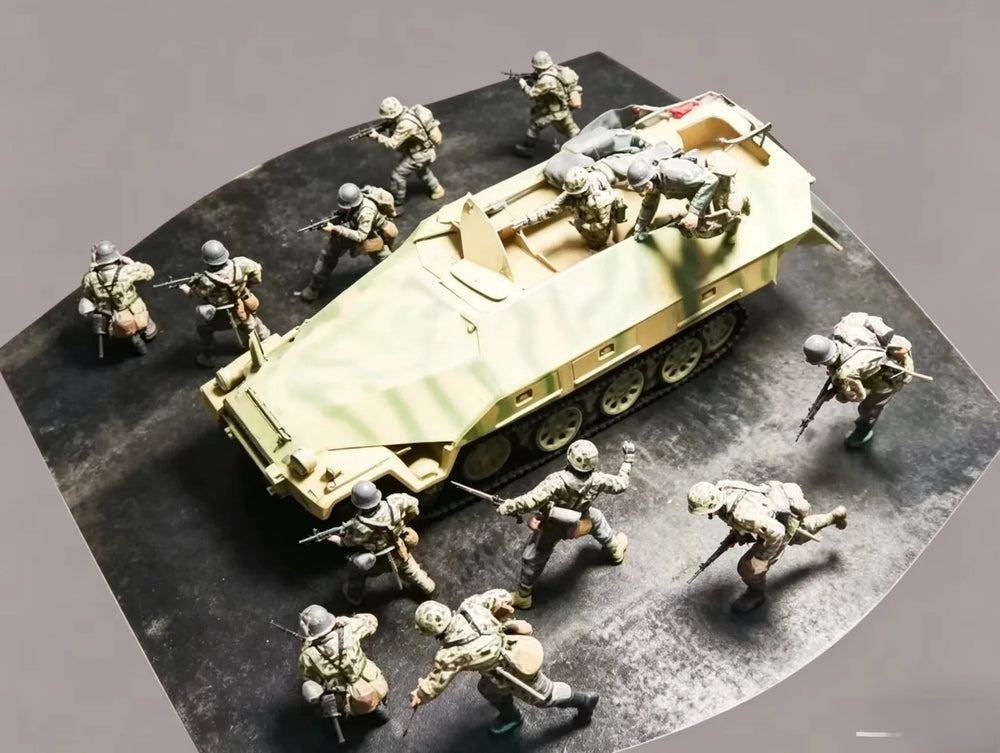 1/35 Modern Soldiers with Armored Personnel Carriers, 8 Figures, Resin Model Figure Kit, Unassembled and Unpainted