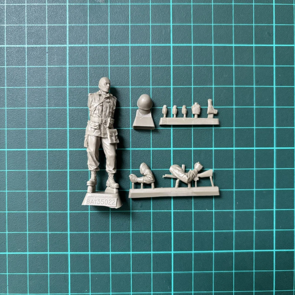 1/35 WWII US Airborne Soldier Standing with Backpack, Resin Model Figure Kit, Unassembled and Unpainted