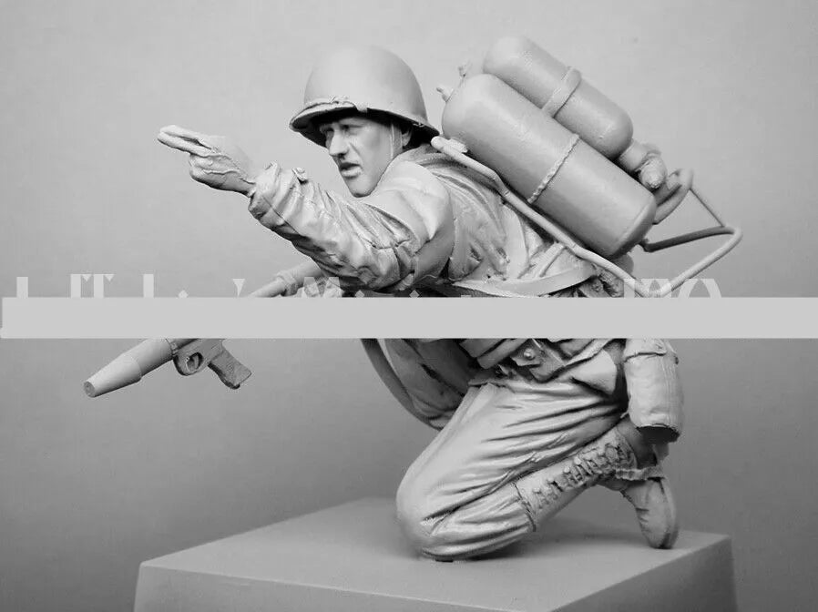 1/16 WWI German Infantryman Attacking with Rifle, Resin Model Figure Kit, Unassembled and Unpainted
