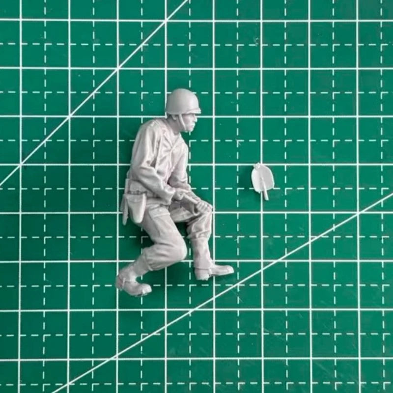 1/35 WWII US Army Rifle Squad with Supply Drum, 4 Figures, Resin Model Figure Kit, Unassembled and Unpainted
