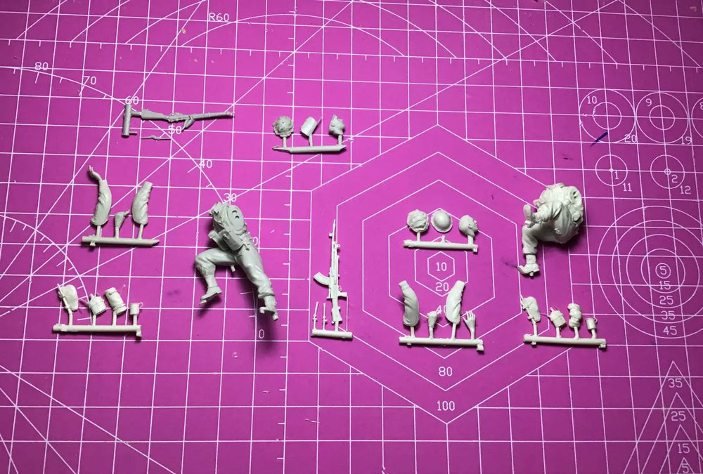 1/35 WWII Soldier & Gun Emplacement, 6 Figures, Resin Model Diorama Kit, Unassembled and Unpainted