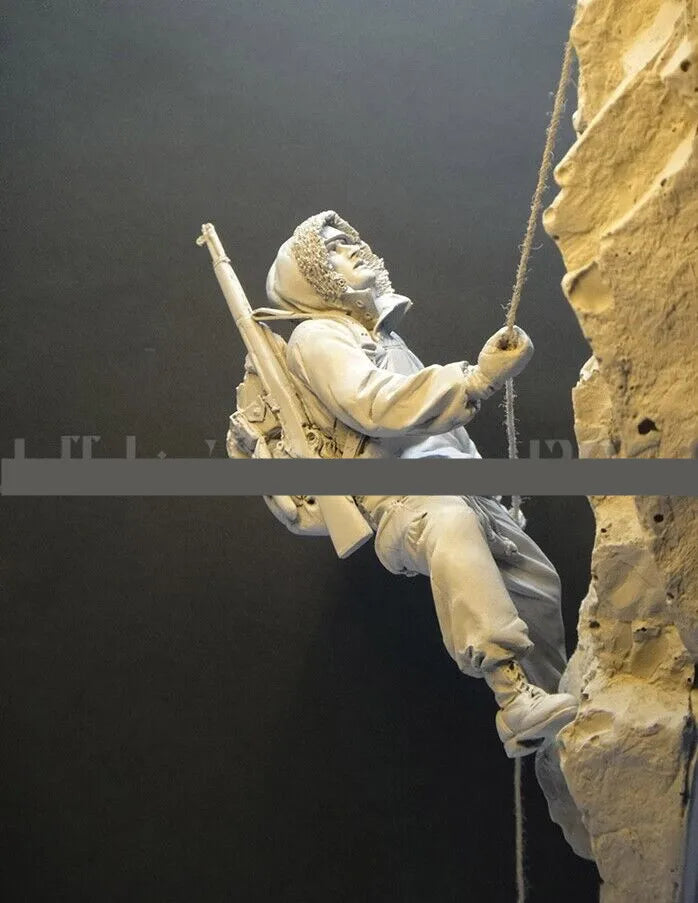 1/16 Modern Climber Rappelling Rocky Cliff, Resin Model Figure Kit, Unassembled and Unpainted