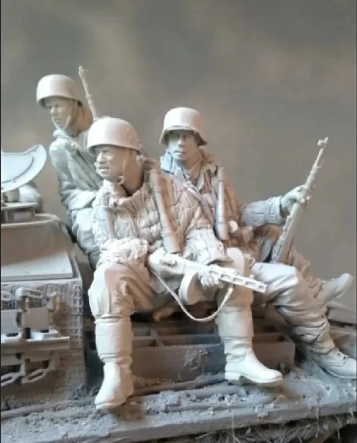 1/16 WWII German Soldiers & Tank, 8 Figures, Resin Model Figure Kit, Unassembled and Unpainted