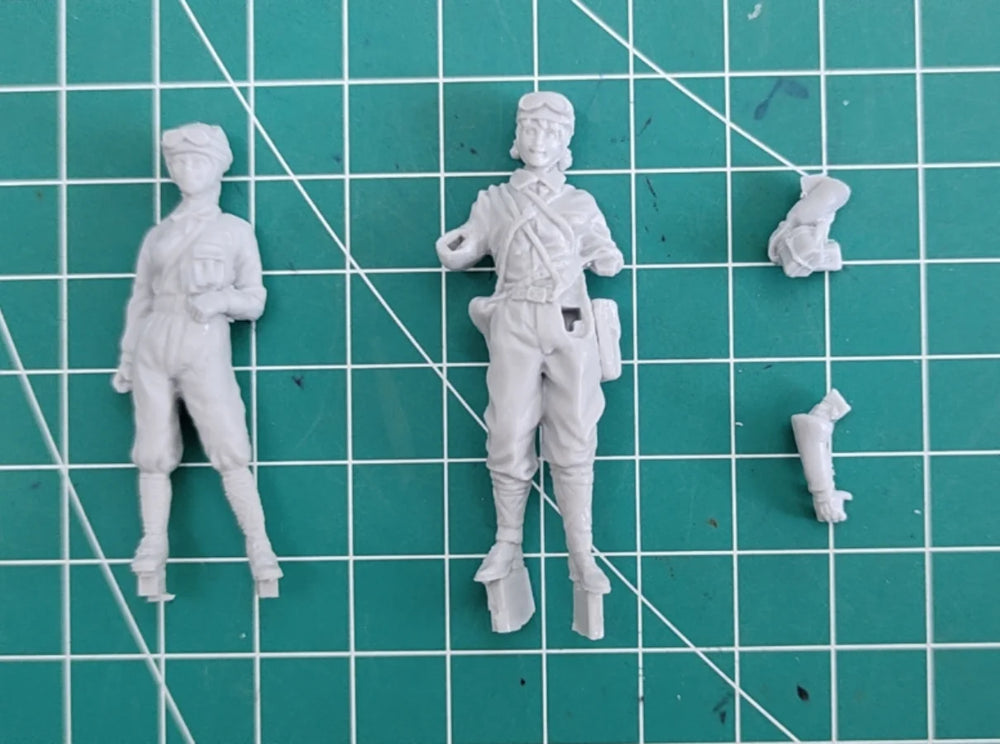 1/35 WWII Female Chariot Soldiers, 4 Figures, Resin Model Figure Kit, Unassembled and Unpainted