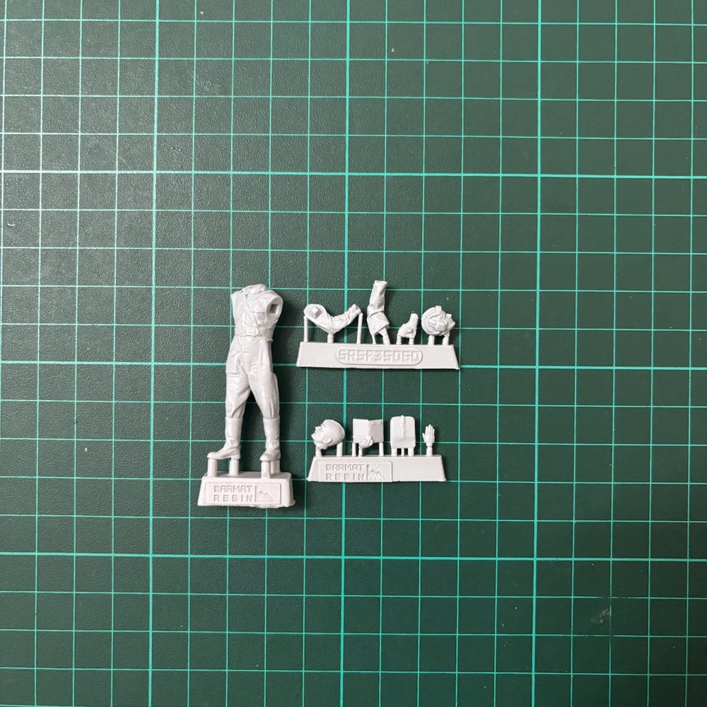 1/35 WWII Soviet Tank Commander in Long Coat Pointing, Resin Model Figure Kit, Unassembled and Unpainted