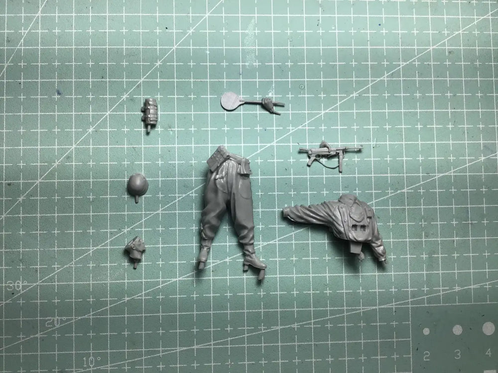1/35 WWII German Infantryman Charging, Resin Model Figure Kit, Unassembled and Unpainted