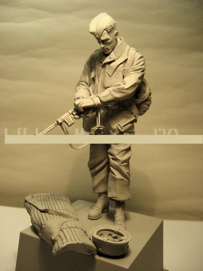 1/16 WWII German Machine Gunner with Ammo Belts, Resin Model Figure Kit, Unassembled and Unpainted